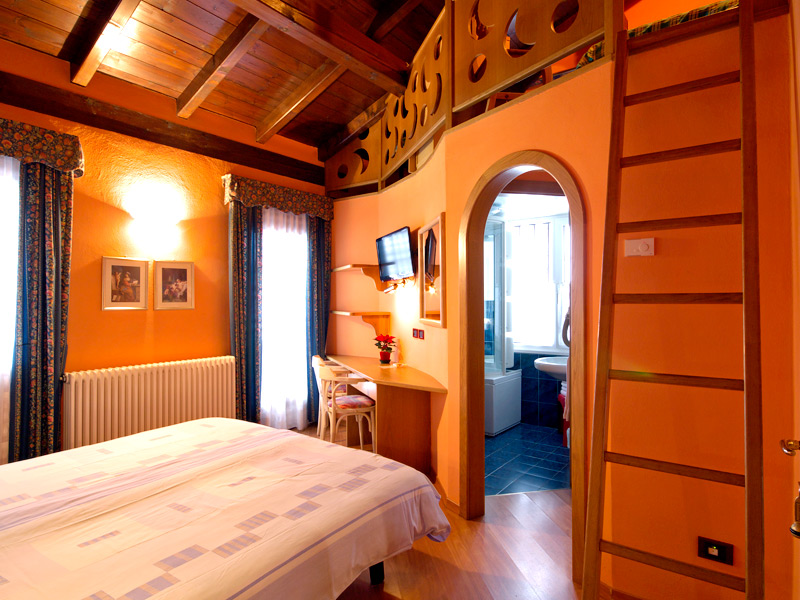 Hotel Astra - Via Saroch, N. 606, Livigno 23041 - Room - Family 1