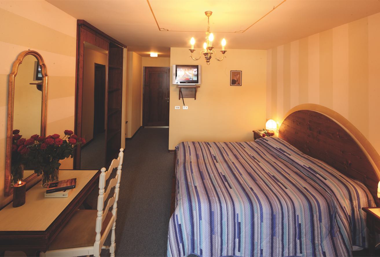 Hotel Pare - Via Gerus N.118, Livigno 23041 - Room - Standard  1