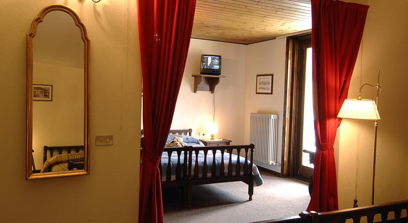 Hotel Pare - Via Gerus N.118, Livigno 23041 - Room - Family  3