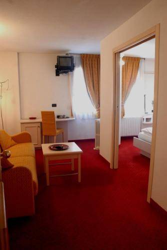 Hotel Piccolo Tibet - Via Rin N.420, Livigno 23041 - Room - Suite 3