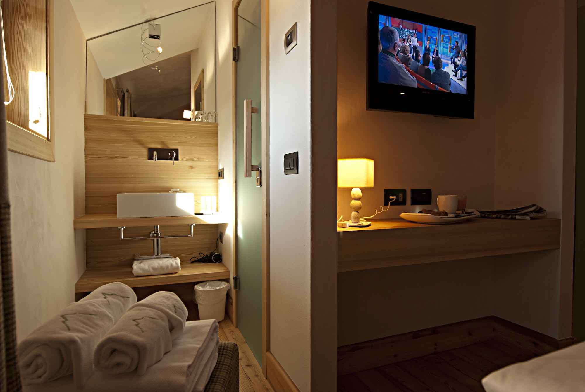 Hotel Larice - Via Botarel 40, Livigno 23041 - Room - Comfort 4