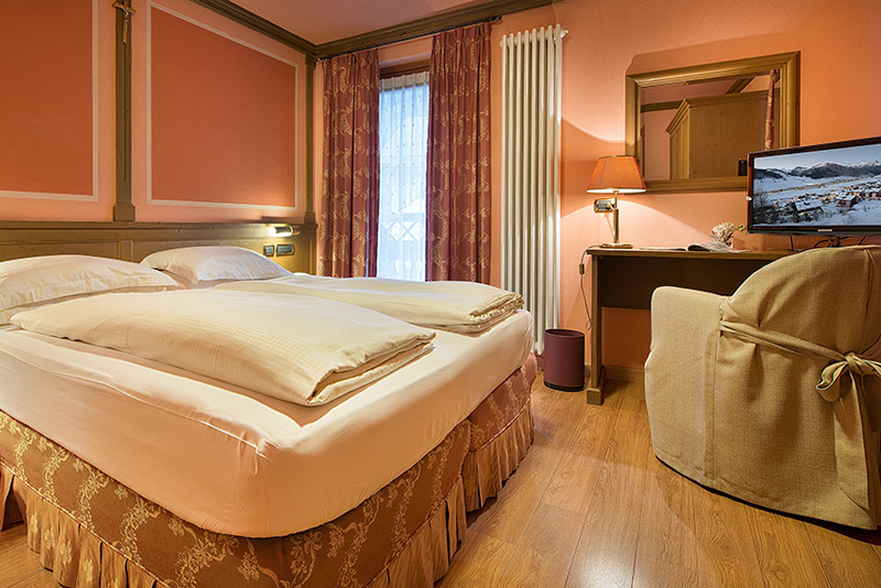 Hotel Compagnoni - Via Plaza dal Comun N.3, Livigno 23041 - Room - Standard  5