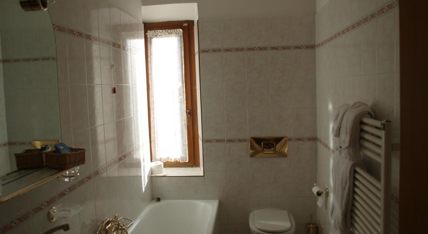 Hotel Alpina - Via Bondi N.15, Livigno 23041 - Room - Classic 9